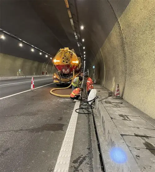 沙湾隧道排水渠清淤